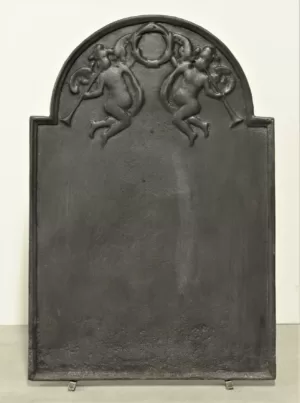 Antieke Haardplaat, Putti Spelen Trompet