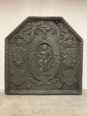 Antieke Gietijzeren Haardplaat met Cupido.