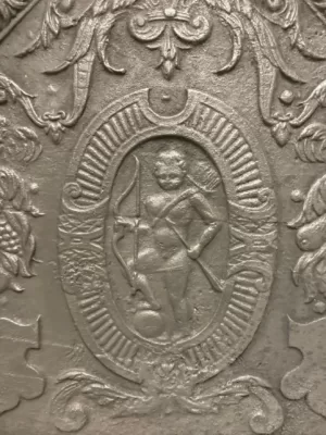 Antieke Gietijzeren Haardplaat met Cupido.