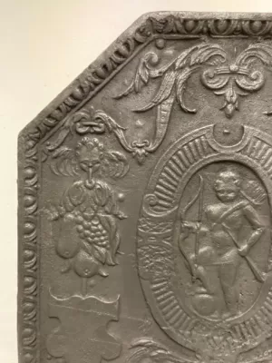 Antieke Gietijzeren Haardplaat met Cupido.