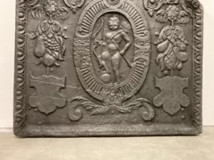 Antieke Gietijzeren Haardplaat met Cupido.