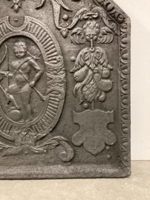 Antieke Gietijzeren Haardplaat met Cupido.