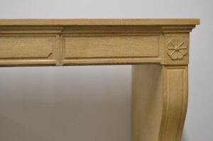 Kleine Antieke Kalkstenen Schouw