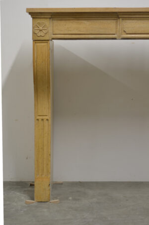 Kleine Antieke Kalkstenen Schouw