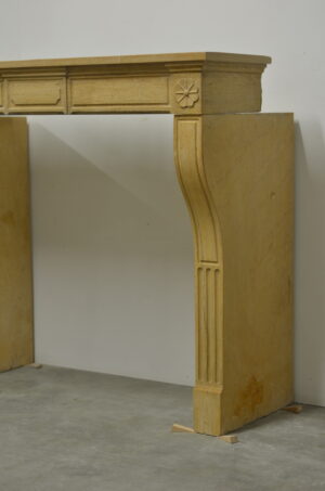 Kleine Antieke Kalkstenen Schouw