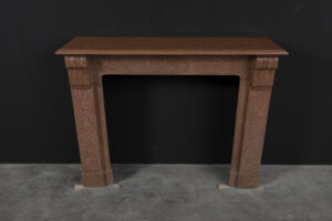 Mooie kleine Franse schouw in gespikkeld rood marmer.