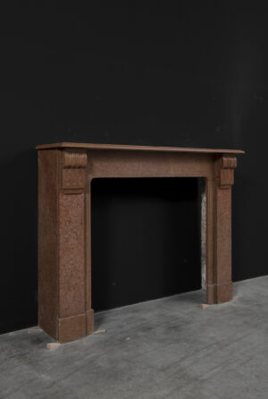 Mooie kleine Franse schouw in gespikkeld rood marmer.