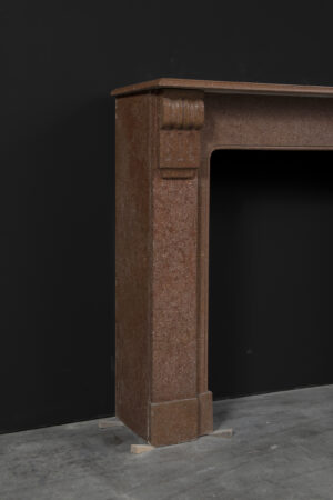 Mooie kleine Franse schouw in gespikkeld rood marmer.