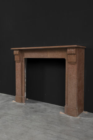 Mooie kleine Franse schouw in gespikkeld rood marmer.