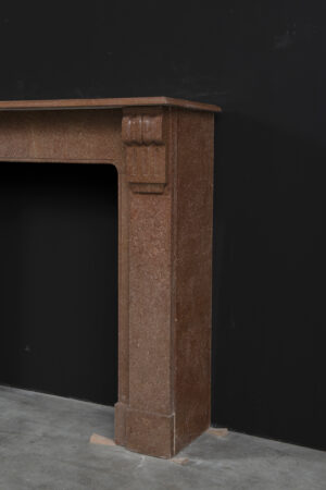 Mooie kleine Franse schouw in gespikkeld rood marmer.