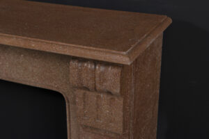 Mooie kleine Franse schouw in gespikkeld rood marmer.