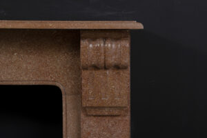 Mooie kleine Franse schouw in gespikkeld rood marmer.