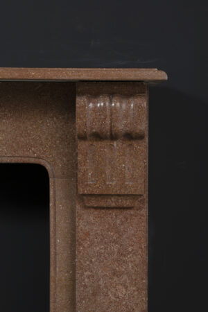 Mooie kleine Franse schouw in gespikkeld rood marmer.