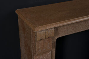 Mooie kleine Franse schouw in gespikkeld rood marmer.