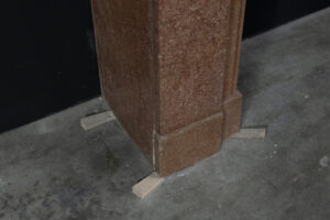 Mooie kleine Franse schouw in gespikkeld rood marmer.