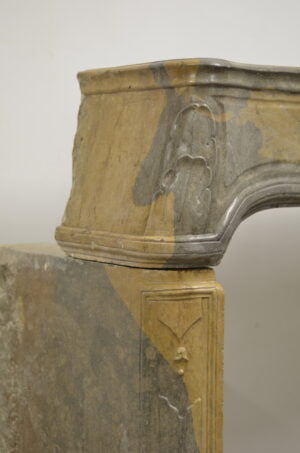 Antieke Meerkleurige Kalkstenen Schouw