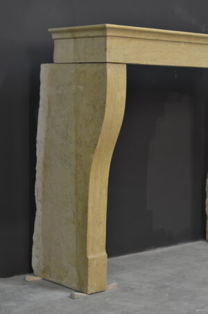 Antieke Gebogen Kalkstenen Schouw