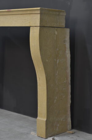 Antieke Gebogen Kalkstenen Schouw