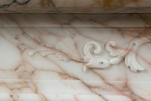 Marmeren antieke schouw detail foto