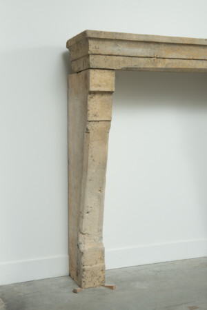 Hoge 19e-Eeuwse Franse Kalkstenen Schouw