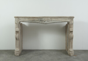 Zeldzame 18e-Eeuwse Franse Bi-Color Buxy Kalkstenen Schouw