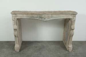 Zeldzame 18e-Eeuwse Franse Bi-Color Buxy Kalkstenen Schouw