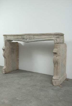 Zeldzame 18e-Eeuwse Franse Bi-Color Buxy Kalkstenen Schouw