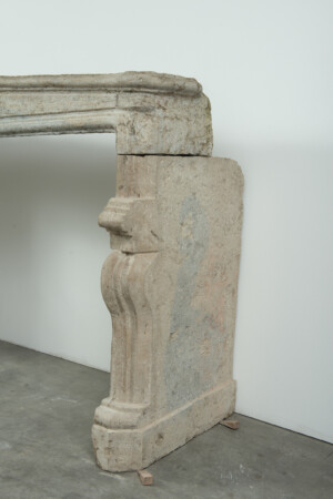 Zeldzame 18e-Eeuwse Franse Bi-Color Buxy Kalkstenen Schouw