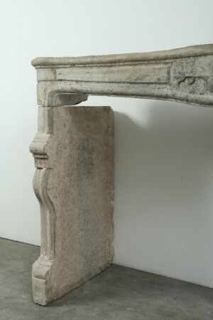 Zeldzame 18e-Eeuwse Franse Bi-Color Buxy Kalkstenen Schouw