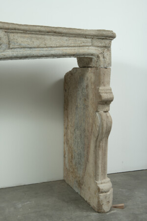 Zeldzame 18e-Eeuwse Franse Bi-Color Buxy Kalkstenen Schouw