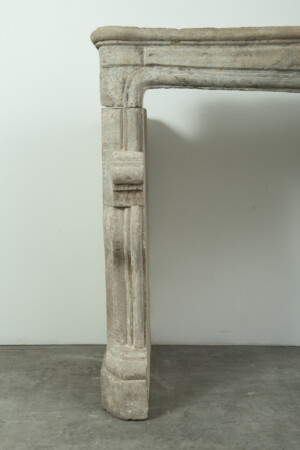 Zeldzame 18e-Eeuwse Franse Bi-Color Buxy Kalkstenen Schouw