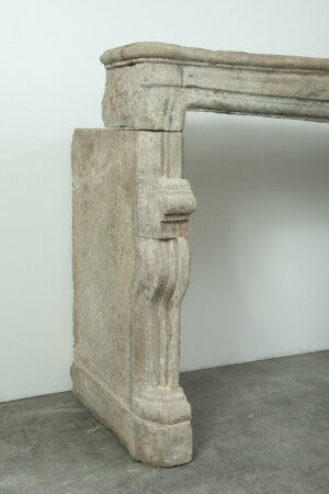 Zeldzame 18e-Eeuwse Franse Bi-Color Buxy Kalkstenen Schouw