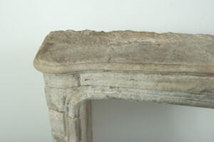 Zeldzame 18e-Eeuwse Franse Bi-Color Buxy Kalkstenen Schouw