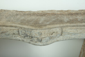 Zeldzame 18e-Eeuwse Franse Bi-Color Buxy Kalkstenen Schouw