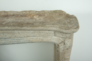 Zeldzame 18e-Eeuwse Franse Bi-Color Buxy Kalkstenen Schouw