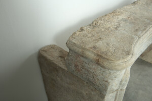 Zeldzame 18e-Eeuwse Franse Bi-Color Buxy Kalkstenen Schouw