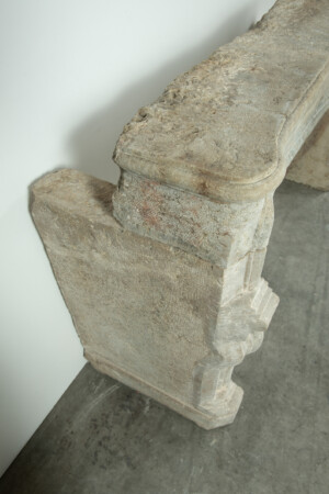 Zeldzame 18e-Eeuwse Franse Bi-Color Buxy Kalkstenen Schouw