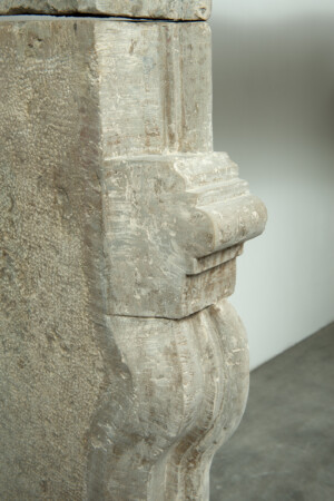 Zeldzame 18e-Eeuwse Franse Bi-Color Buxy Kalkstenen Schouw