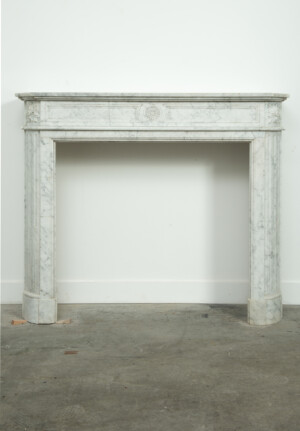 Delicate Franse Louis XVI “Demi Lune” Schouw in Marmer