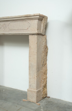 Gebouchardeerde Kalkstenen Schouw