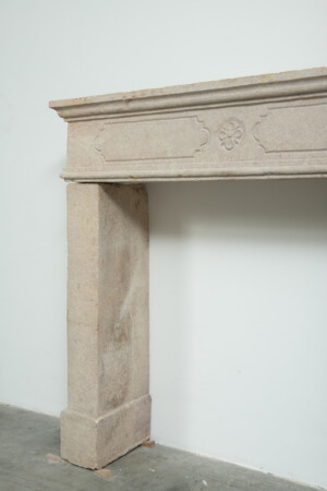 Gebouchardeerde Kalkstenen Schouw