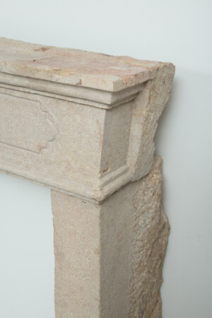 Gebouchardeerde Kalkstenen Schouw