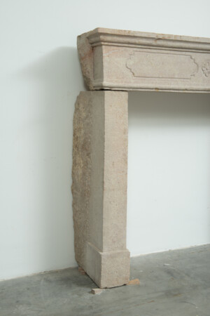 Gebouchardeerde Kalkstenen Schouw