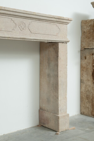 Gebouchardeerde Kalkstenen Schouw