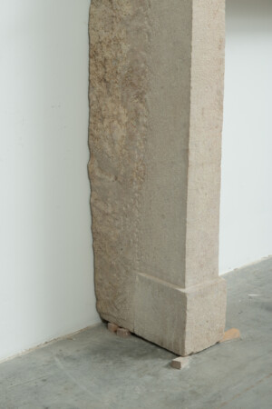 Gebouchardeerde Kalkstenen Schouw