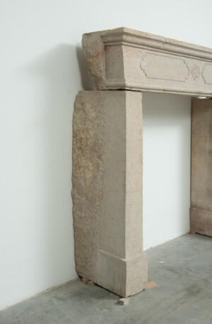 Gebouchardeerde Kalkstenen Schouw