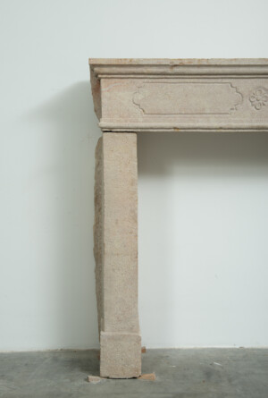 Gebouchardeerde Kalkstenen Schouw