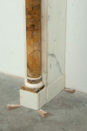 Marmeren Schouw met Brocatelle Pilaren