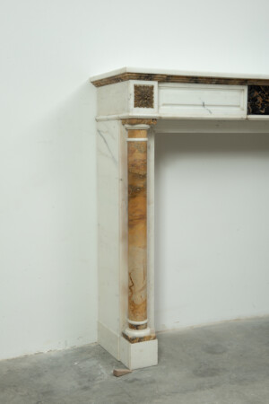 Marmeren Schouw met Brocatelle Pilaren