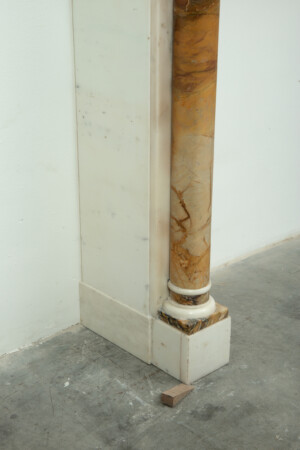 Marmeren Schouw met Brocatelle Pilaren